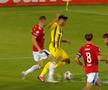 Dinamo a solicitat un penalty în prima repriză a meciului cu Oțelul Galați. FOTO: captură @Digi Sport