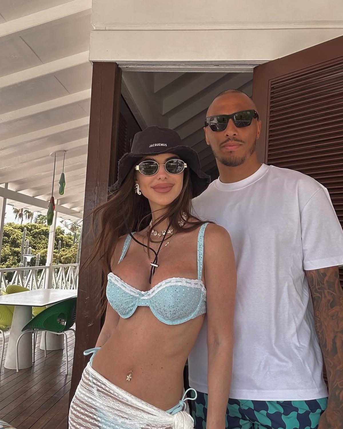 Influencerița cu peste 800.000 de urmăritori vrea să-și micșoreze sânii, dar portarul de 36 de ani n-o lasă