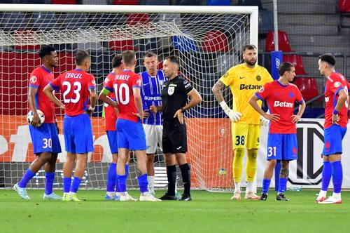 Jucătorii de la FCSB, protestând la adresa lui George Găman/ foto: Cristi Preda (GSP)