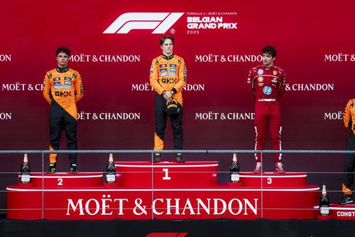 Lando Norris, Oscar Piastri, Charles Leclerc (de la stânga la dreapta) pe podium în Belgia / Foto: Imago