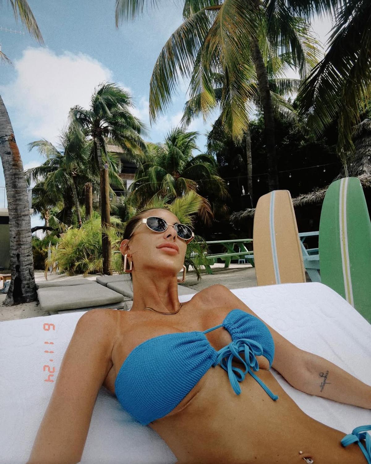 Influencerița cu peste 800.000 de urmăritori vrea să-și micșoreze sânii, dar portarul de 36 de ani n-o lasă