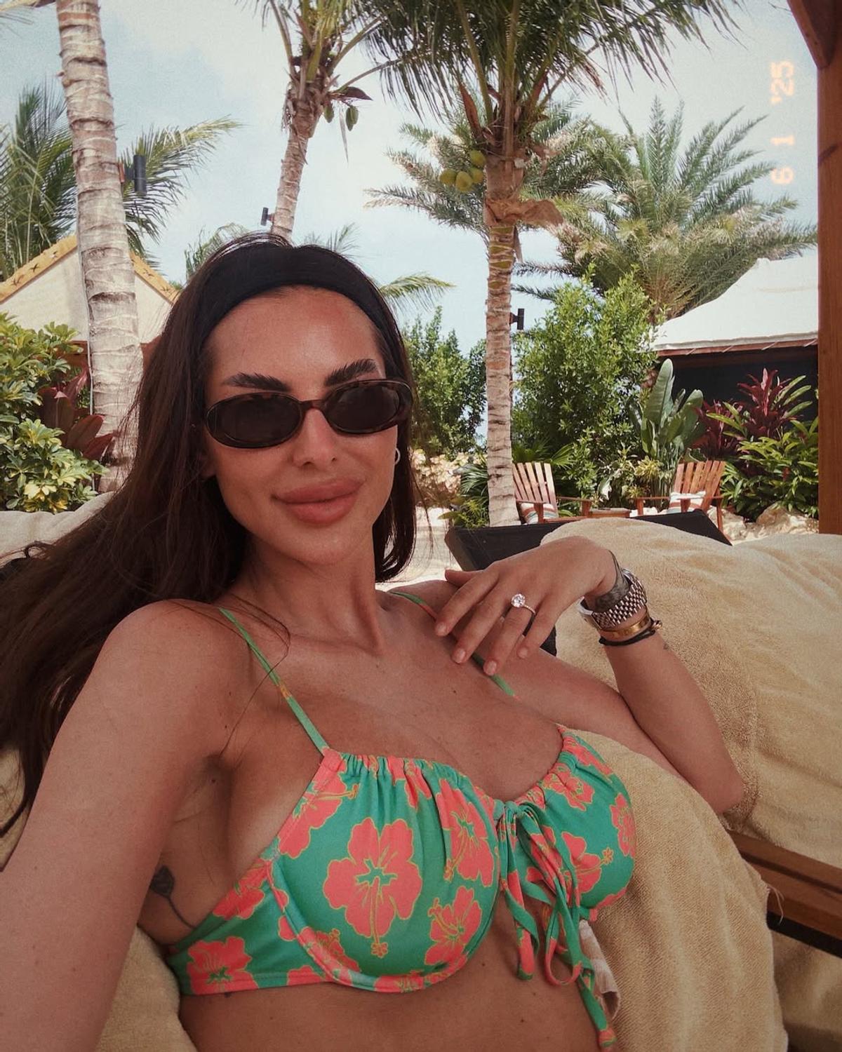 Influencerița cu peste 800.000 de urmăritori vrea să-și micșoreze sânii, dar portarul de 36 de ani n-o lasă