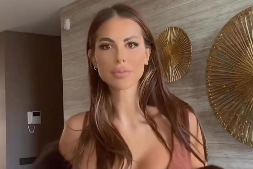 Influencerița Zorana Jovanović, „somată” de soțul portar să renunțe la ideea de a-și micșora sânii. FOTO: Instagram