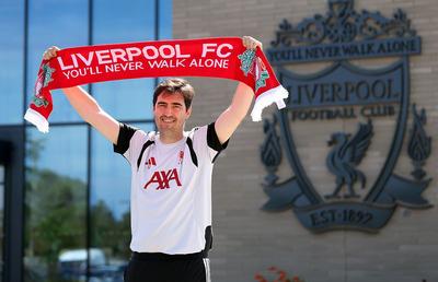 Cofondatorul Facebook, invitat să i se alăture lui Jeff Bezos la Liverpool