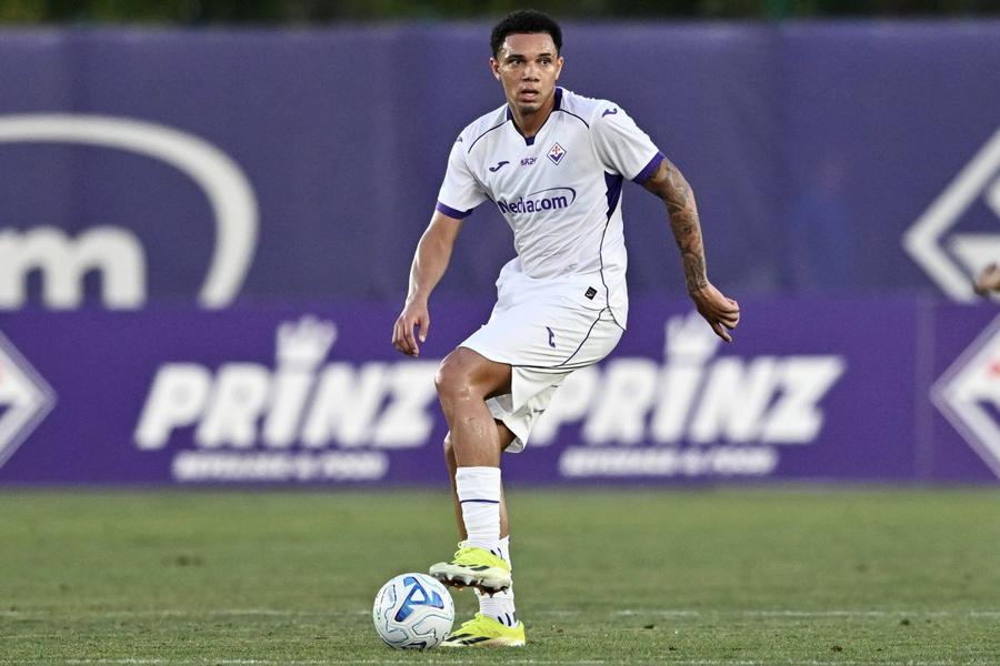 Ce spune despre Drăgușin colegul său de la Fiorentina: „Antrenorul ne cere să ne acoperim reciproc în teren”