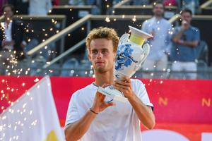 A câștigat primul titlu ATP al carierei în Portugalia și apoi a glumit la ceremonie: „Poate ar trebui să organizați un Slam”