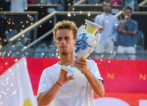 A câștigat primul titlu ATP al carierei în Portugalia și apoi a glumit la ceremonie: „Poate ar trebui să organizați un Slam”