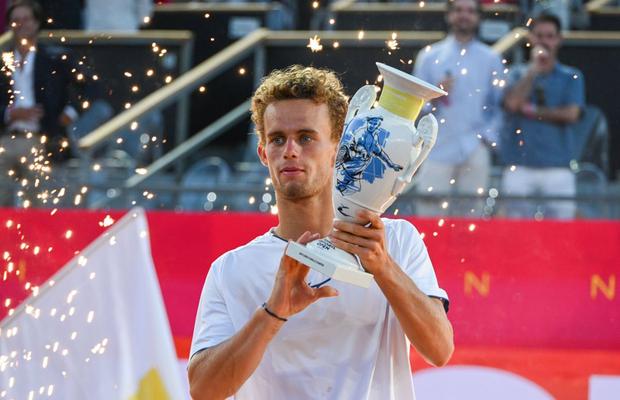 A câștigat primul titlu ATP al carierei în Portugalia și apoi a glumit la ceremonie: „Poate ar trebui să organizați un Slam”