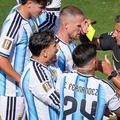 Slavko Vincic, înconjurat de jucătorii Argentinei la finala CM 2026 / Foto: Imago Images