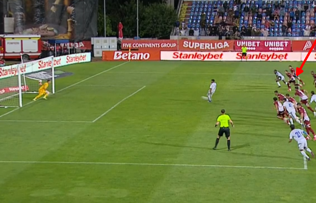 Haos total în FC Botoșani - Rapid! Două intervenții VAR, două cartonașe roșii și un penalty executat după opt minute