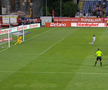 Grameni intrase în careu la penalty-ul din Botoșani - Rapid  / FOTO: Captură TV @Prima Sport 1