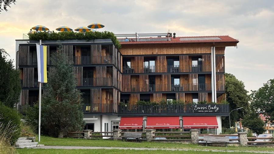 Hotelul pe terasa căruia bavarezii s-au distrat la grătar / Foto: Bild Vedetele lui Bayern și-au reluat pregătirile cu un grătar și fanfară!