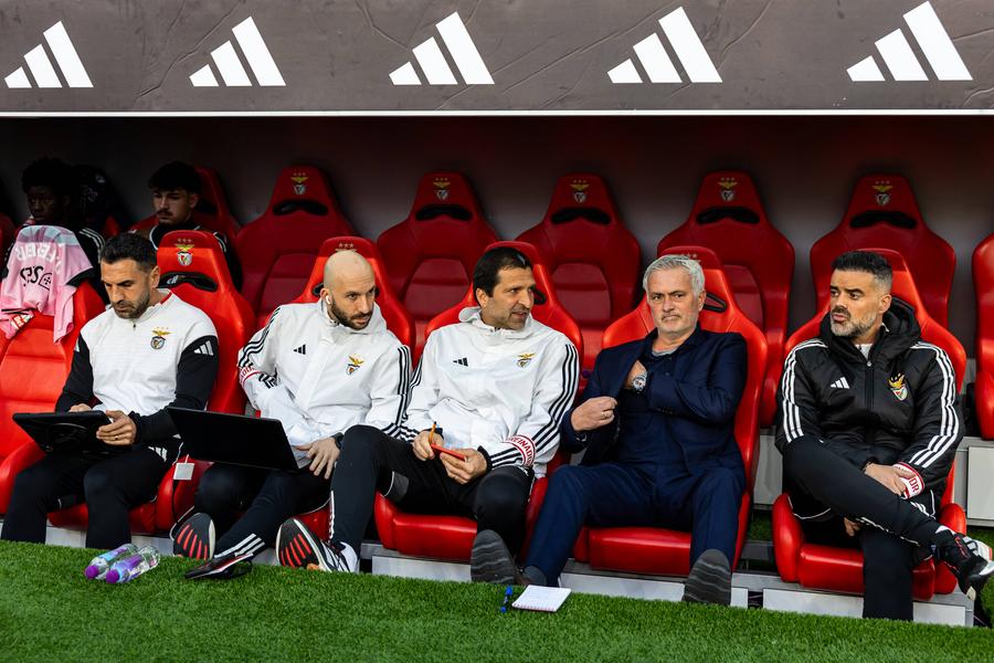 Jose Mourinho și Pedro Machado, ultimii doi din dreapta, în perioada în care au colaborat la Benfica // foto: Imago Images Cine este Pedro Machado, „geniul” ascuns din spatele lui Jose Mourinho la Real Madrid