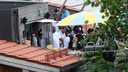 Antrenorul lui Bayern, Vincent Kompany (stânga) dă mâna cu membrii orchestrei care a întreținut atmosfera la grătar / Foto: Bild Zeitung