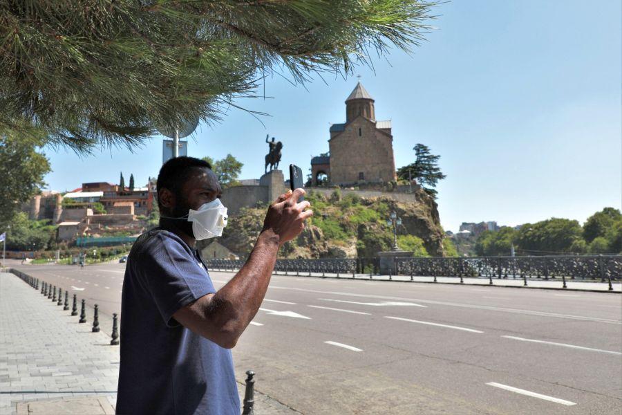 Acka își procură o amintire din Georgia FOTO: facebook.com/UCVOficial LOKOMOTIV TBILISI - CRAIOVA // Avertismente pentru olteni: „Nu-i luați la mișto!” » Koljici s-a reîncărcat, Ivan e tot pe zero!