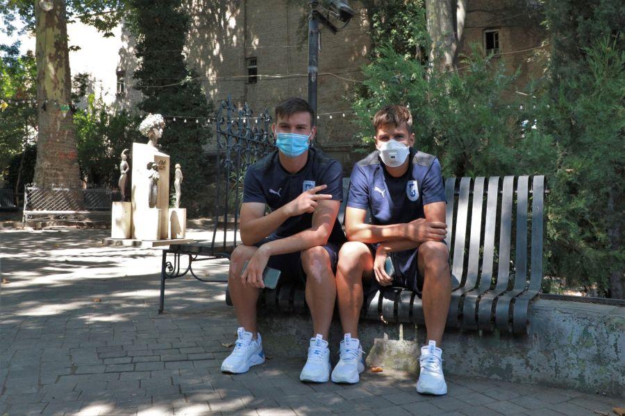 Puștii Danciu și Mitran așteptând meciurile mari ale carierei FOTO: facebook.com/UCVOficial LOKOMOTIV TBILISI - CRAIOVA // Avertismente pentru olteni: „Nu-i luați la mișto!” » Koljici s-a reîncărcat, Ivan e tot pe zero!
