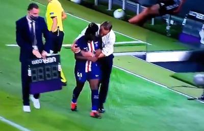 VIDEO Gest controversat: antrenorul lui PSG și-a consolat o jucătoare pipăind-o pe piept!