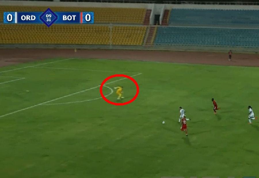 FOTO: Captură @TV Digi Sport 1 Ordabasy - Botoșani. FOTO Gafă inexplicabilă a lui Eduard Pap! Portarul moldovenilor „s-a scos” și a apărat penalty-ul