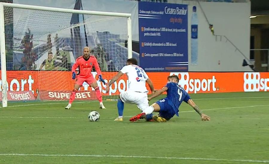 Duelul dintre Kovacic și Chițu. Farul a egalat în urma penalty-ului obținut / FOTO: Captură @Look Sport Adrian Mutu a luat la țintă un jucător, după FCU Craiova - Farul 1-1: „Ar fi trebuit să vină la interviuri”