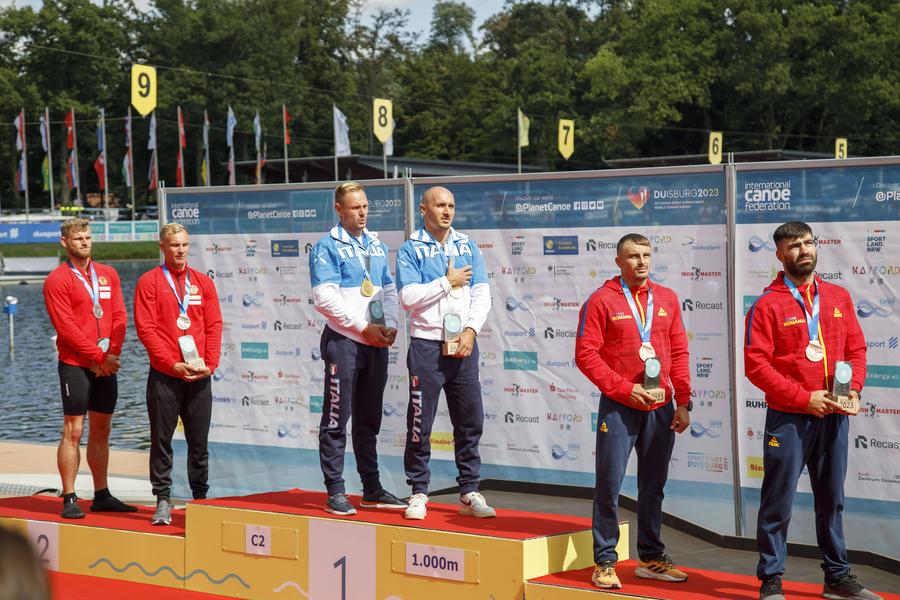 Oleg și Ilie pe podium la Campionatele Mondiale de la Duisburg în proba de canoe dublu 1.000 de metri FOTO Imago Canoiștii llie Sprîncean şi Oleg Nuţă s-au calificat la Jocurile Olimpice de la Paris
