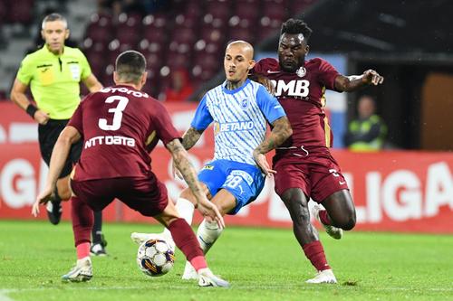 Ricky Gneba, dreapta, în duel cu Mitriță / FOTO: Imago