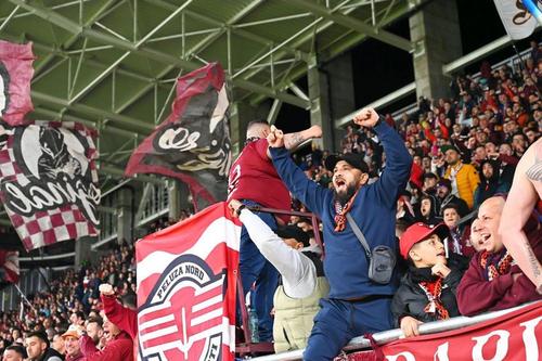 Rapid a pus azi în vânzare biletele pentru meciul cu Dinamo din etapa următoare. Fanii alb-vișiniilor, în special cei din provincie, sunt nemulțumiți că nu-și pot achiziționa tichete în mediul online, serviciu disponibil doar abonaților.