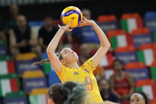Arina Axinte încercând să plaseze o minge FOTO CEV