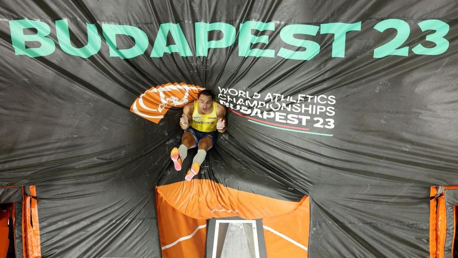 Armand Duplantis, pe saltea, după o săritură Foto Guliver/GettyImages Noah Lyles și tripla de aur a sprintului + alte performanțe remarcabile la Mondialele de la Budapesta