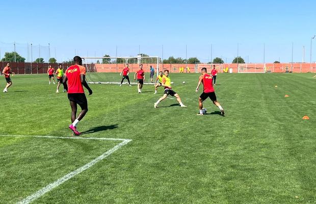 Surpriză la antrenamentul FCSB: cine s-a pregătit cu vicecampioana + Un fotbalist s-a accidentat și a ajuns direct la vestiare