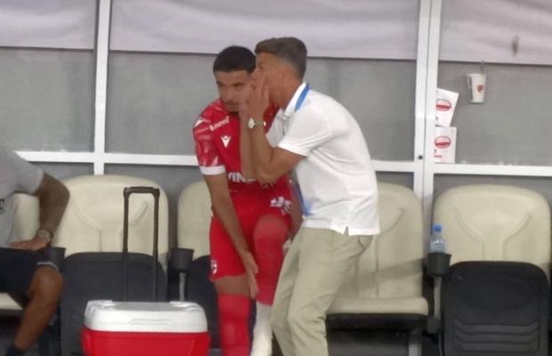 12 detalii de la Dinamo - Petrolul » I-au pus umărul la loc și a intrat pe teren, „mania” Ghezali + cele mai ciudate 5 minute