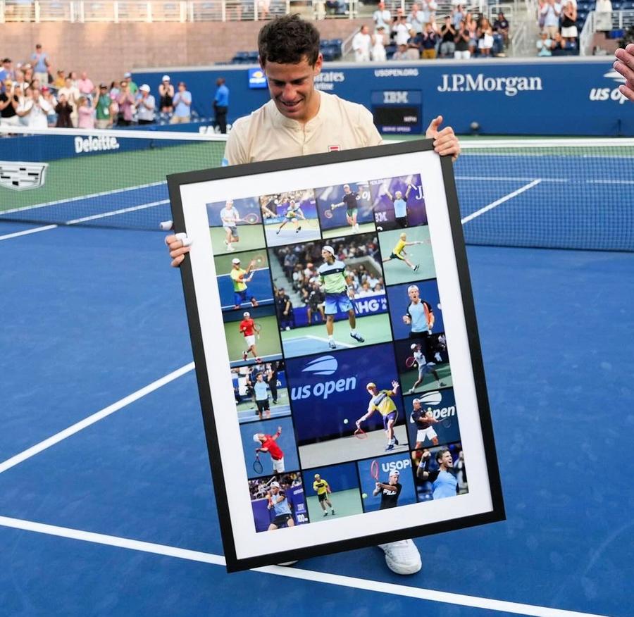 Diego Schwartzman și tabloul primit de la organizatori la US Open 2024 Foto: US Open Diego Schwartzman, ultimul meci la US Open: „E dificil să vorbesc. Sunt un tip care plânge mult, îmi pare rău”