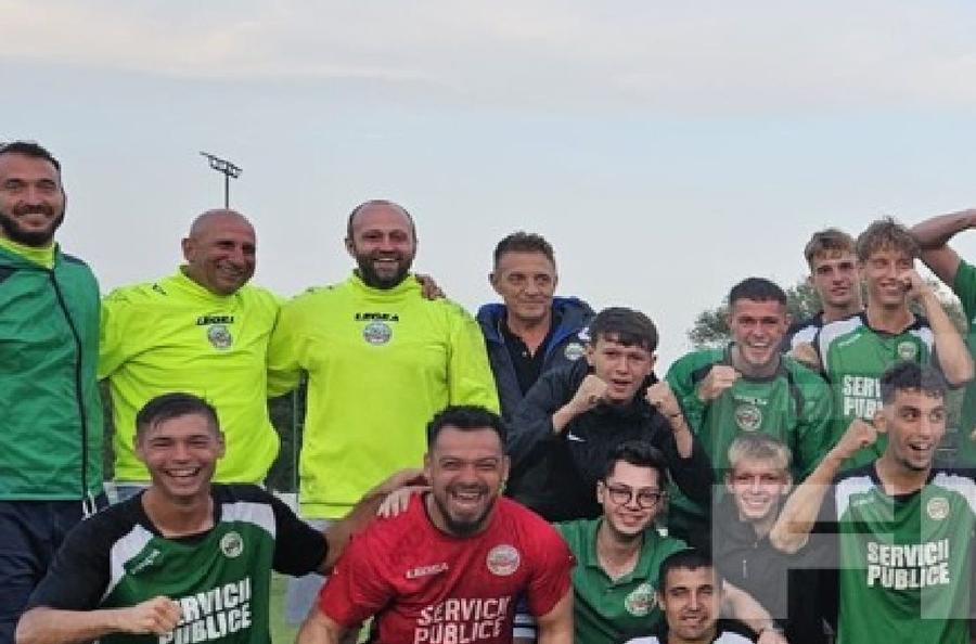 Clujenii au celebrat victoria alături de antrenorul Vasile Miriuță / Sursă foto: Facebook@ Sănătatea CLuj Cupa cu de toate » 5 detalii inedite de la primele meciuri din play-off: Miriuță l-a bătut prin bălți pe Costin Lazăr, „doppietta” Bogdan Rusu, recordul lui Dorin Goga + Cine e jucătorul care a uimit pe „Ilie Oană”