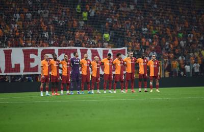 Mesajul incredibil apărut în peluză la un meci din play-off-ul Ligii Campionilor » În situații similare, UEFA a cerut intervenția imediată a organizatorilor