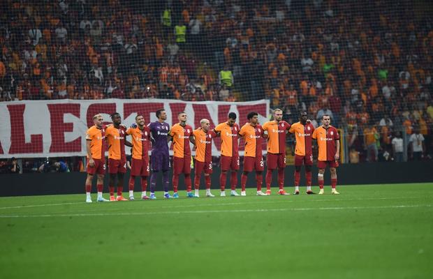 Mesajul incredibil apărut în peluză la un meci din play-off-ul Ligii Campionilor » În situații similare, UEFA a cerut intervenția imediată a organizatorilor