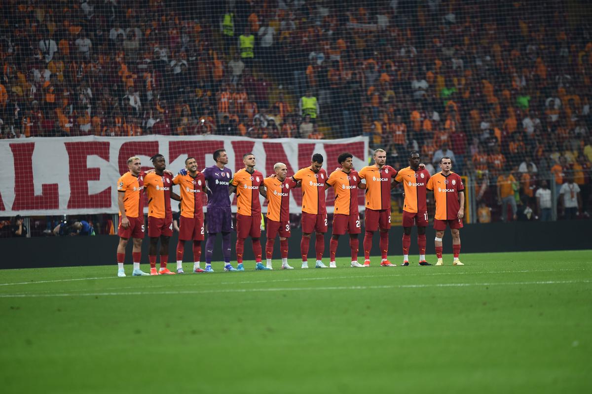 Mesajul incredibil apărut în peluză la un meci din play-off-ul Ligii Campionilor » În situații similare, UEFA a cerut intervenția imediată a organizatorilor
