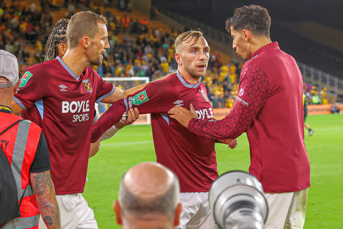 Căpitanul Jarrod Bowen, la un pas de bătaie cu propriii fani după eliminarea din Cupă. Foto: X.com @TNT Sports