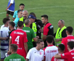 Scandal-monstru în Cupă, la Poli Timișoara - CS Dinamo » Alexa a intrat pe teren, „a sărit” la toată lumea! Bratu și-a împins propriii jucători: „Hai! Vin ăștia după noi!”