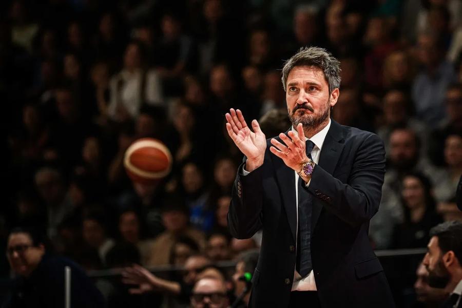 Întrebat cum plănuiește să îl oprească pe Giannis Antetokounmpo, antrenorul Italiei a avut o replică amuzantă: „Un lunetist”