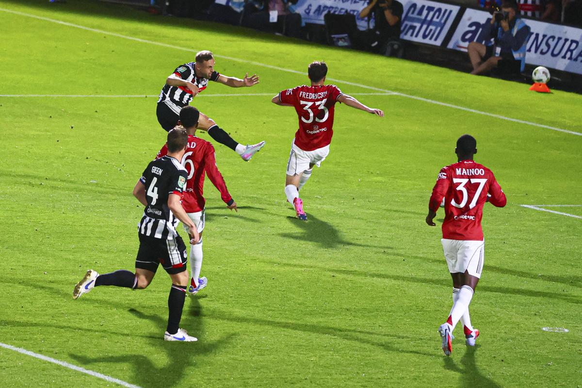 Surpriza anului în fotbalul „mare”, imagini EPICE la final! Fanii lui Grimsby au uitat de orice regulă după victoria cu Manchester United din Cupa Ligii