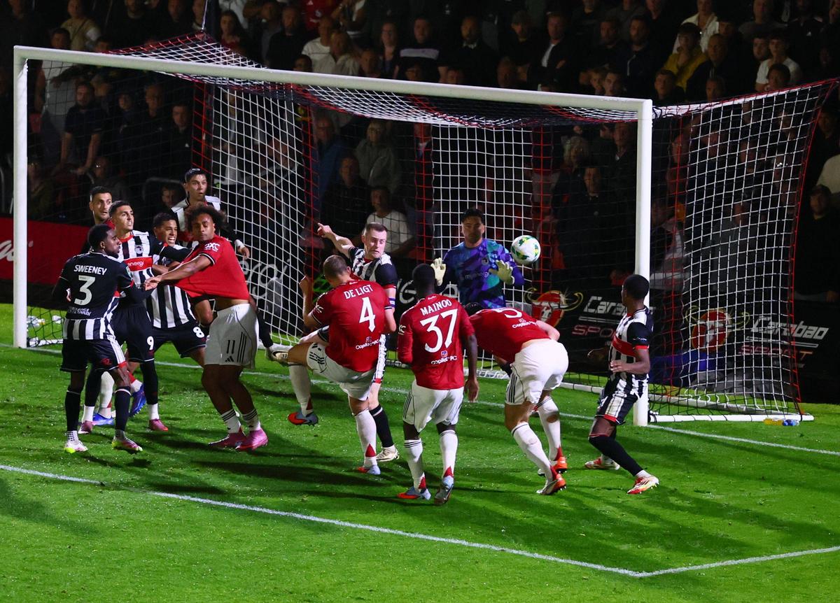 Surpriza anului în fotbalul „mare”, imagini EPICE la final! Fanii lui Grimsby au uitat de orice regulă după victoria cu Manchester United din Cupa Ligii