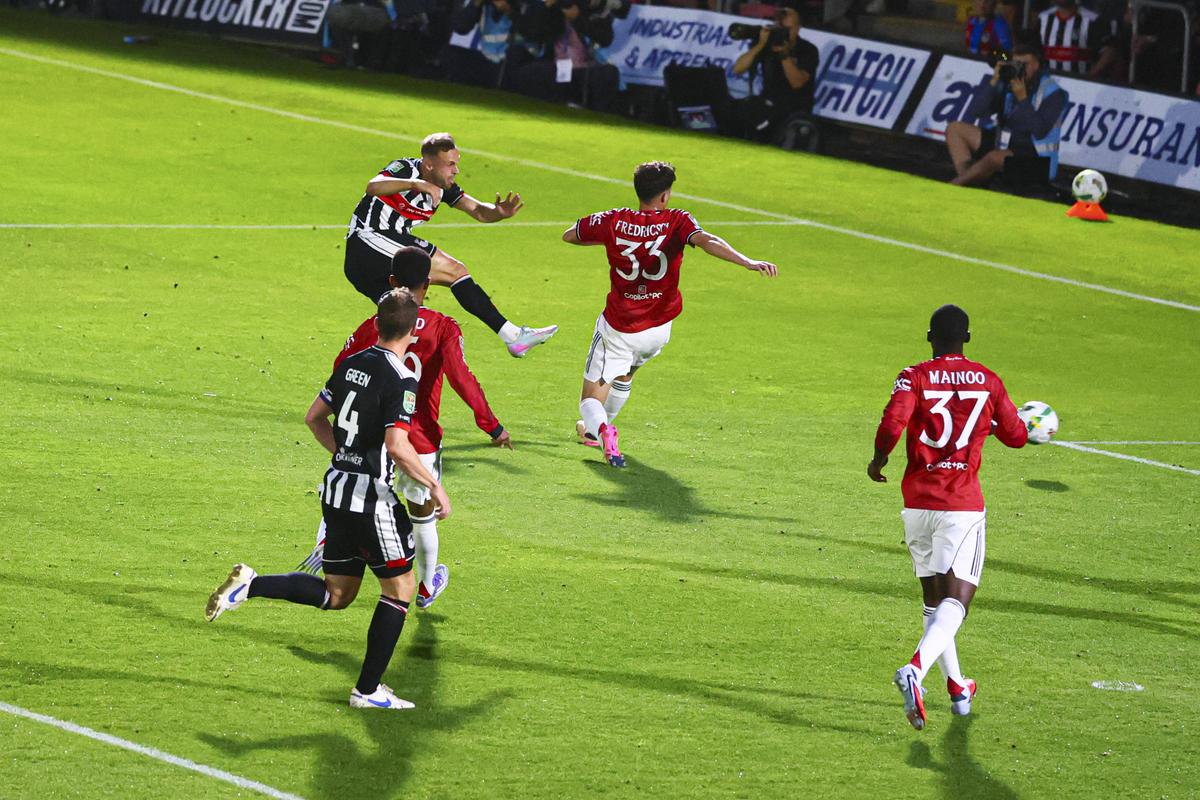 Surpriza anului în fotbalul „mare”, imagini EPICE la final! Fanii lui Grimsby au uitat de orice regulă după victoria cu Manchester United din Cupa Ligii