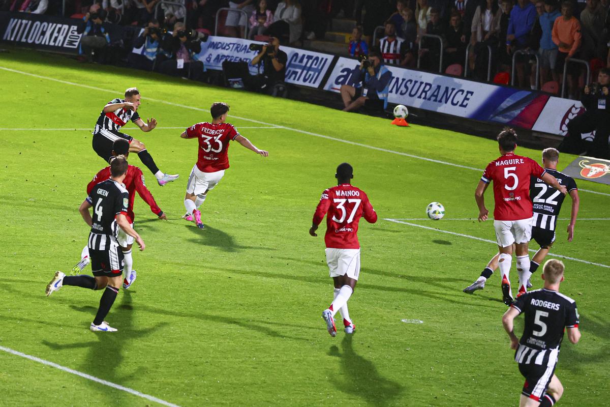 Surpriza anului în fotbalul „mare”, imagini EPICE la final! Fanii lui Grimsby au uitat de orice regulă după victoria cu Manchester United din Cupa Ligii