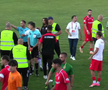 Scandal-monstru în Cupă, la Poli Timișoara - CS Dinamo » Alexa a intrat pe teren, „a sărit” la toată lumea! Bratu și-a împins propriii jucători: „Hai! Vin ăștia după noi!”