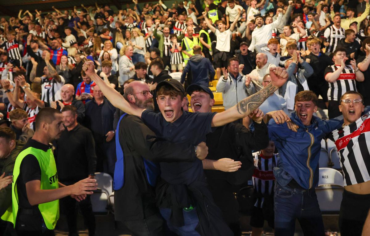 Surpriza anului în fotbalul „mare”, imagini EPICE la final! Fanii lui Grimsby au uitat de orice regulă după victoria cu Manchester United din Cupa Ligii