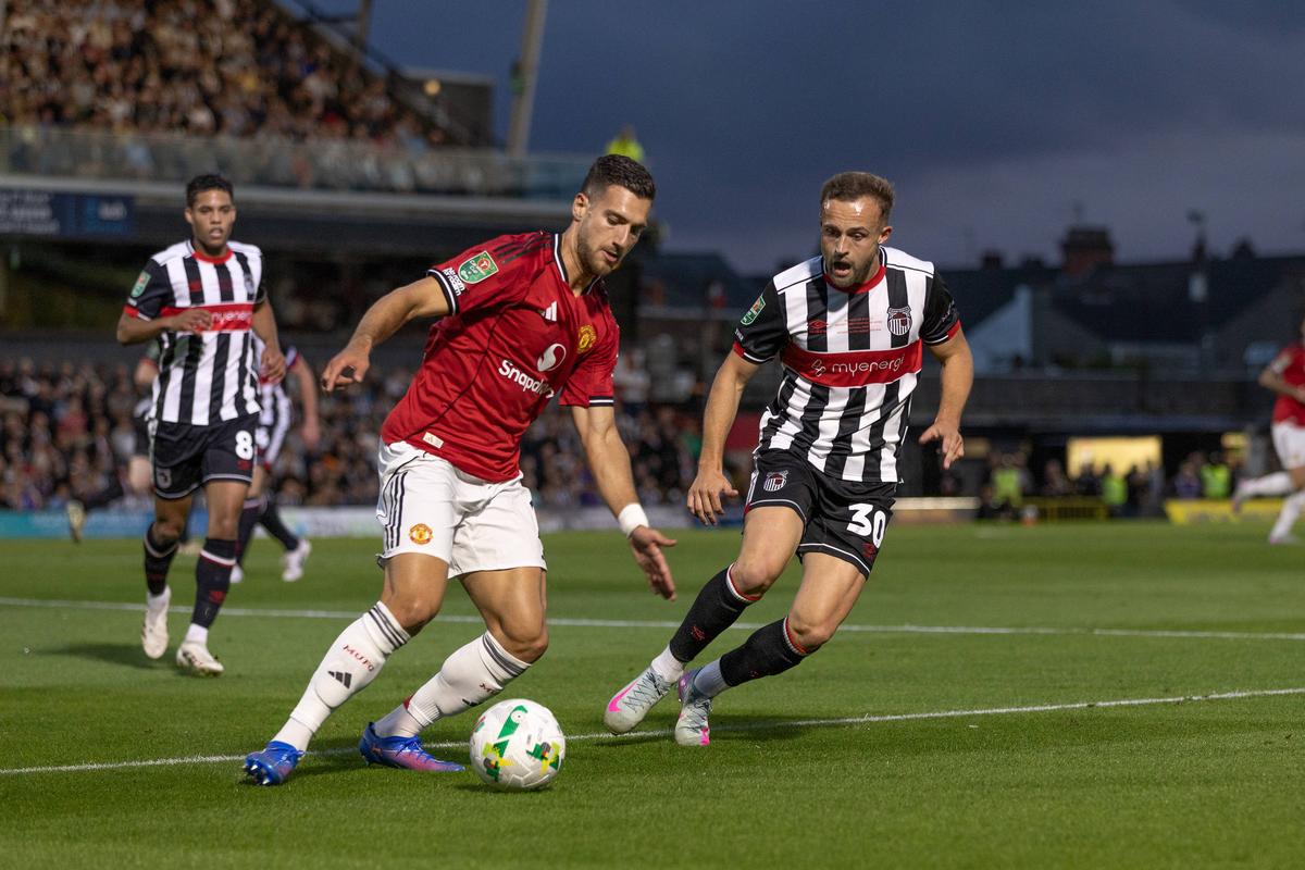Surpriza anului în fotbalul „mare”, imagini EPICE la final! Fanii lui Grimsby au uitat de orice regulă după victoria cu Manchester United din Cupa Ligii