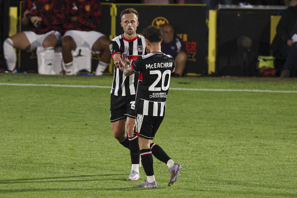Surpriza anului în fotbalul „mare”, imagini EPICE la final! Fanii lui Grimsby au uitat de orice regulă după victoria cu Manchester United din Cupa Ligii