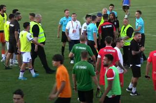 Scandal-monstru în Cupă, la Poli Timișoara - CS Dinamo » Alexa a intrat pe teren, „a sărit” la toată lumea! Bratu și-a împins propriii jucători: „Hai! Vin ăștia după noi!”