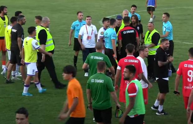 Scandal-monstru în Cupă, la Poli Timișoara - CS Dinamo » Alexa a intrat pe teren, „a sărit” la toată lumea! Bratu și-a împins propriii jucători: „Hai! Vin ăștia după noi!”