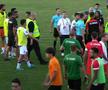 Moment extrem de tensionat în finalul partidei dintre Politehnica Timișoara și CS Dinamo, din play-off-ul pentru accederea în grupele Cupei României. Dan Alexa, tehnicianul bănățenilor, a avut o criză de nervi, fiind cu greu calmat.