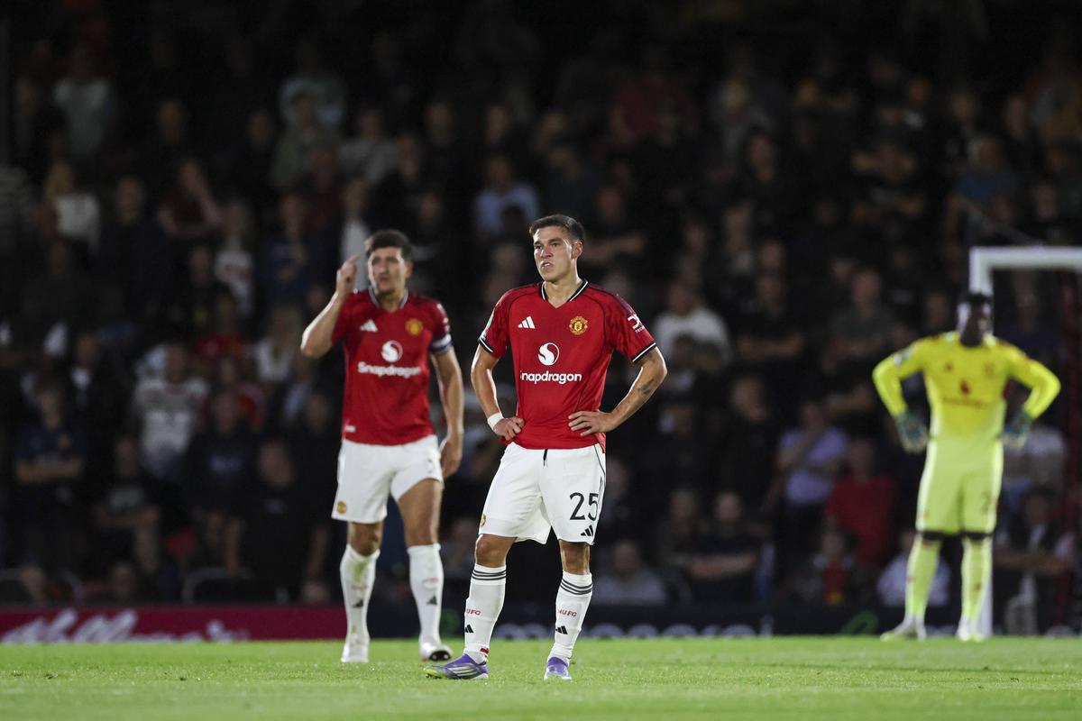 Surpriza anului în fotbalul „mare”, imagini EPICE la final! Fanii lui Grimsby au uitat de orice regulă după victoria cu Manchester United din Cupa Ligii